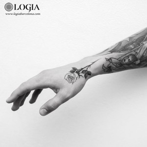 tatuaje-rosa-mano-logia-barcelona-foteev 